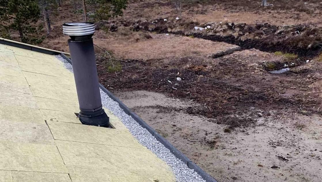 Tak klargjøres for sedum på hytte i skog