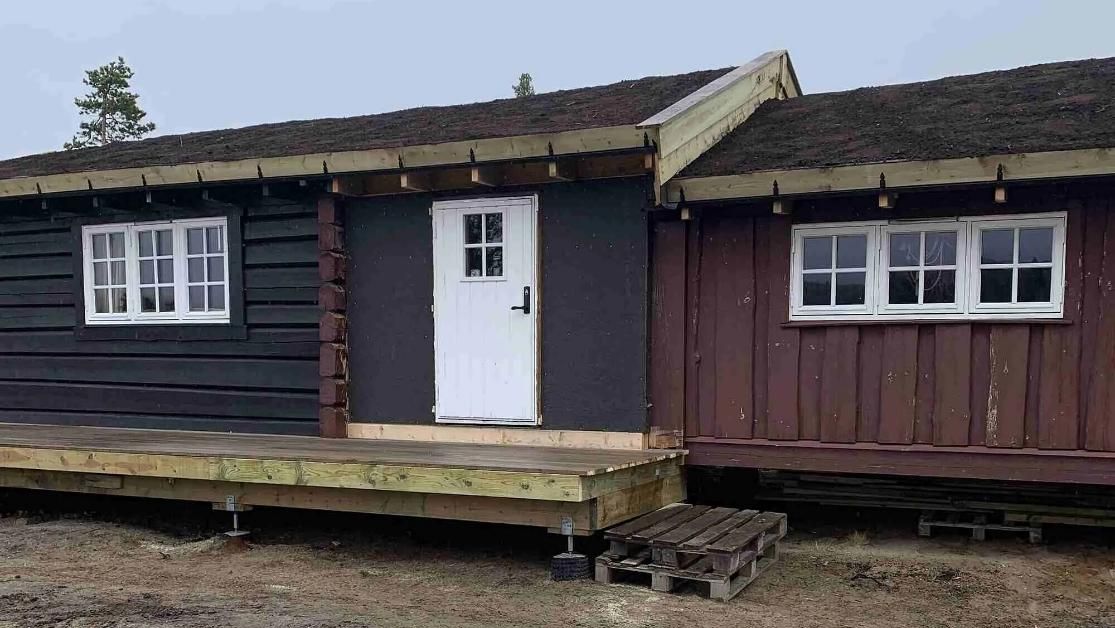 Hytte i skog med nylagt sedumtak